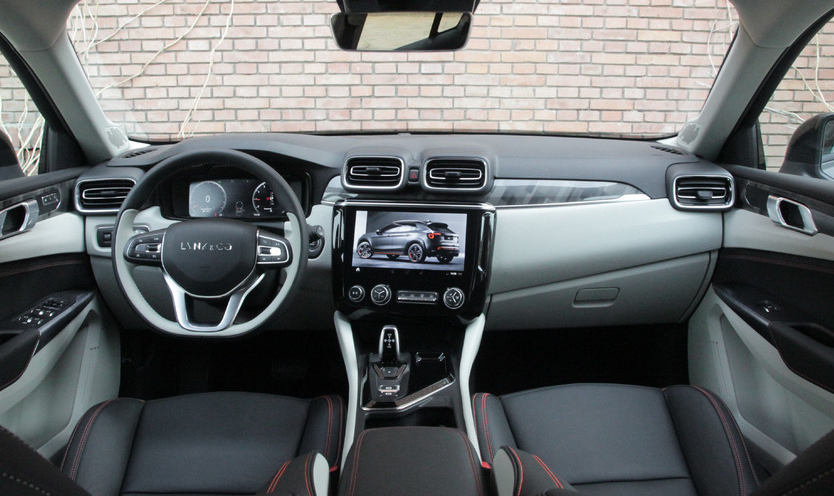 内饰简洁大方,浓浓的北欧范儿,动力十足的小钢炮.