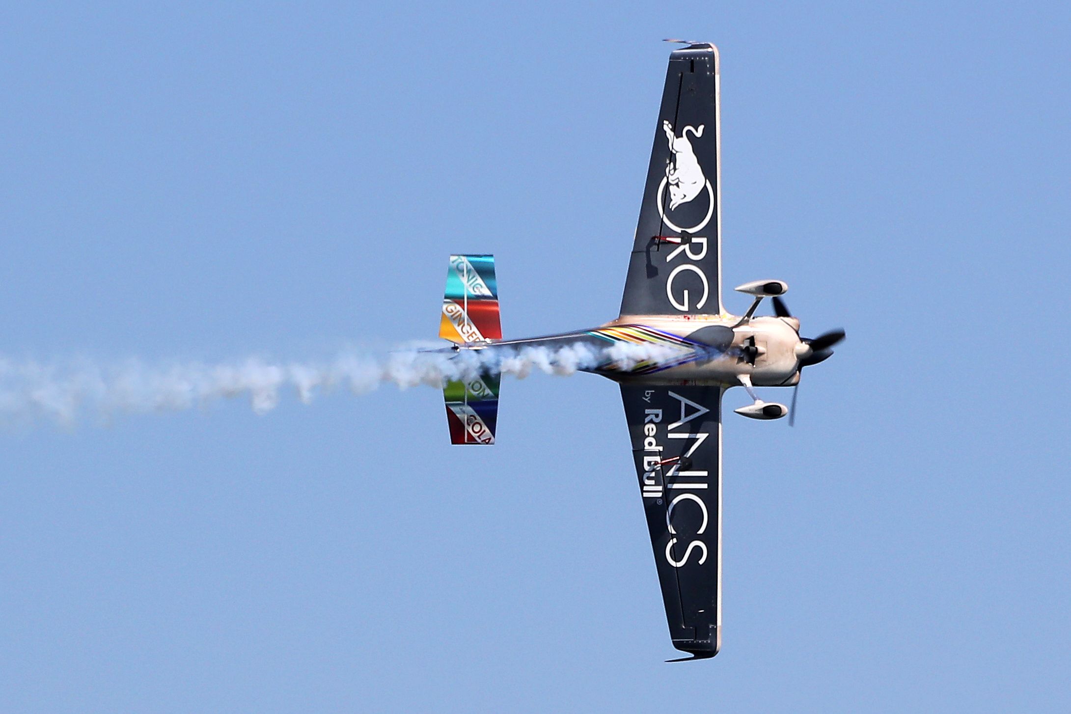 红牛特技飞行赛在戛纳举行(18)