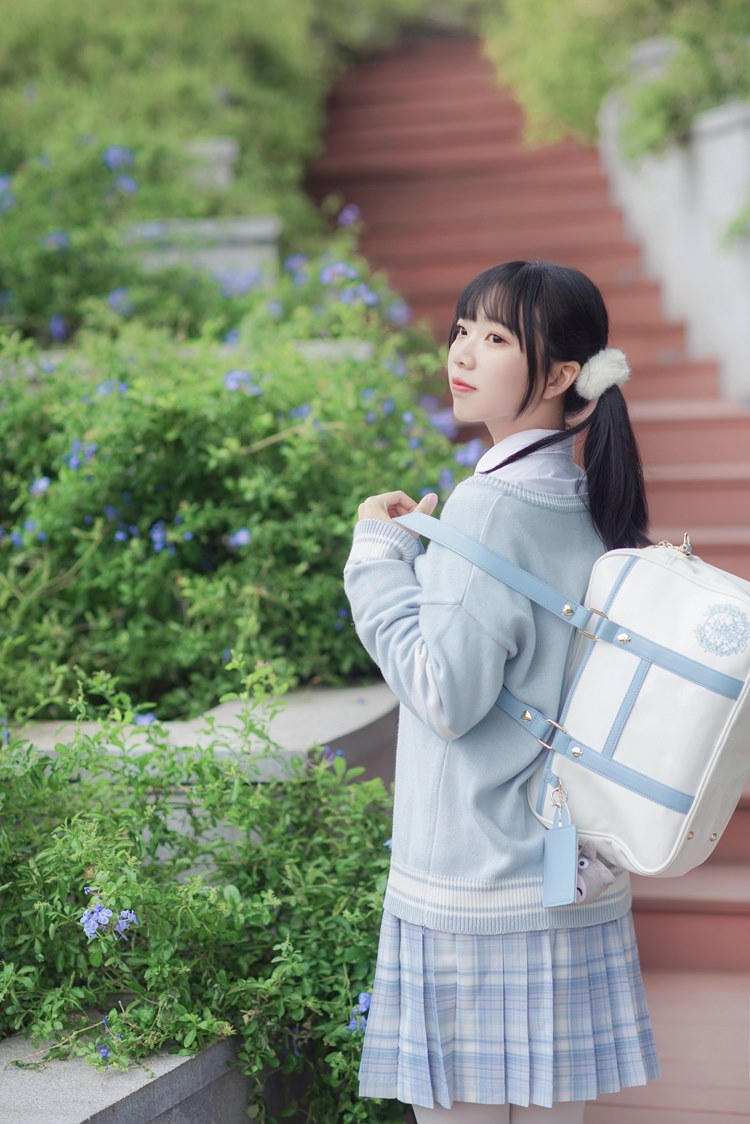 双马尾少女户外清纯养眼白丝美腿萌妹写真图片