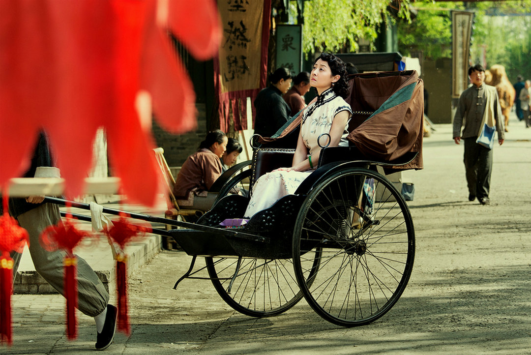 该剧讲述的是上世纪50年代,北京一家酱菜铺老板严振生的情感和生活.