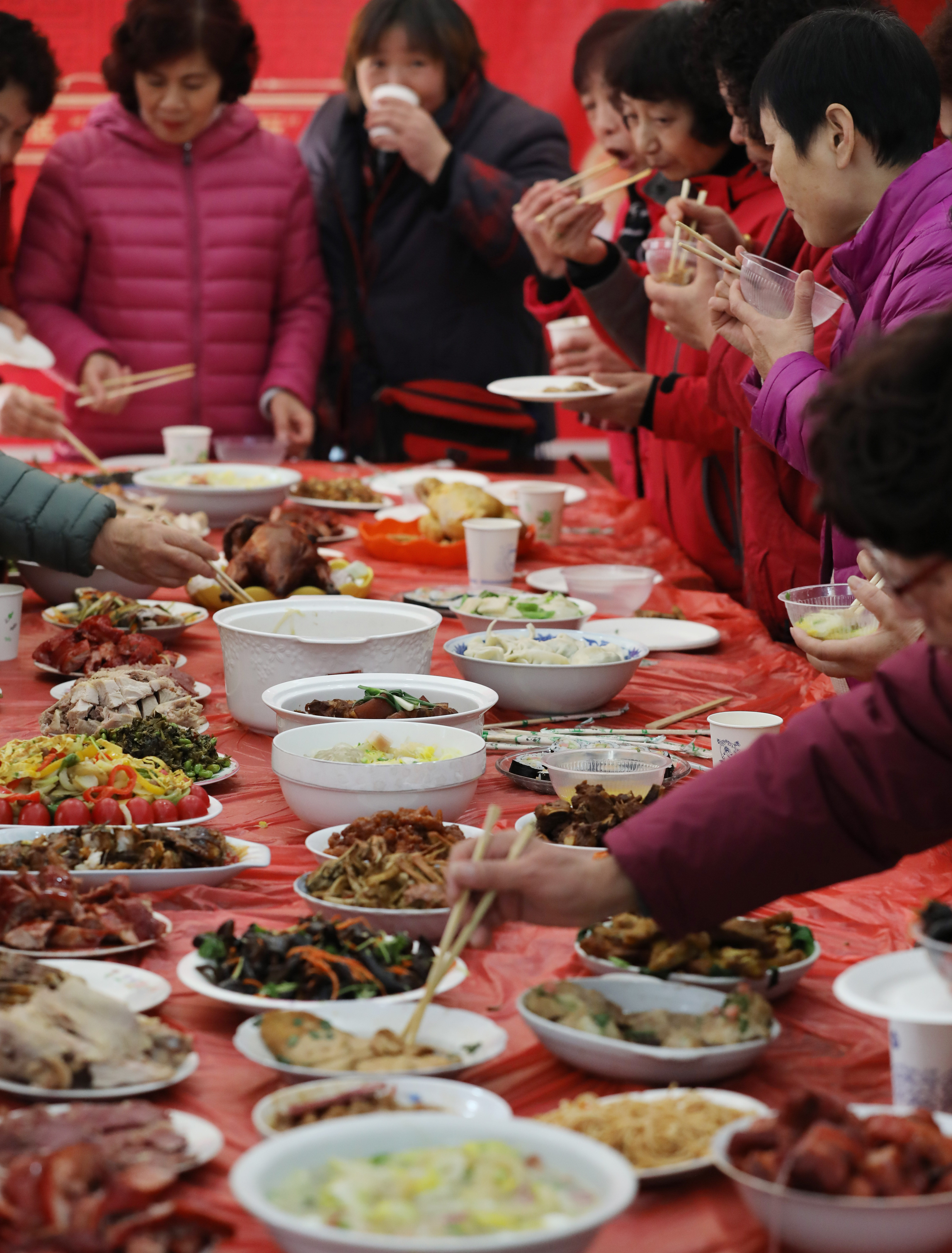 江苏苏州:社区"百家宴" 浓浓邻里情(2)