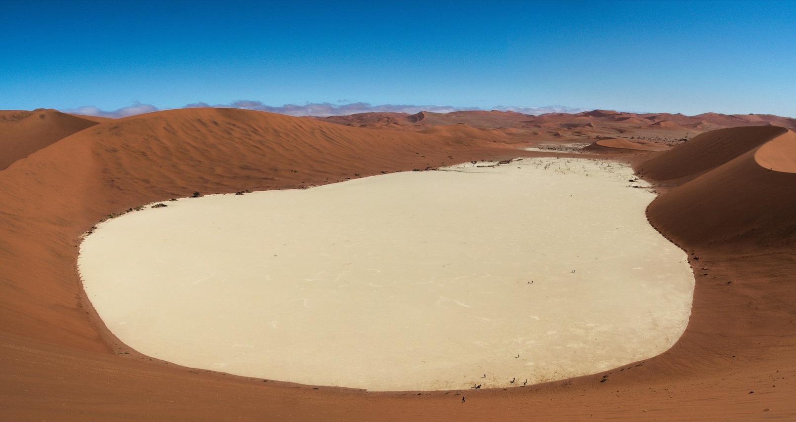 死亡谷:位于纳米比亚苏索斯维利盐田,此地寸草不生,是世界上最不适宜