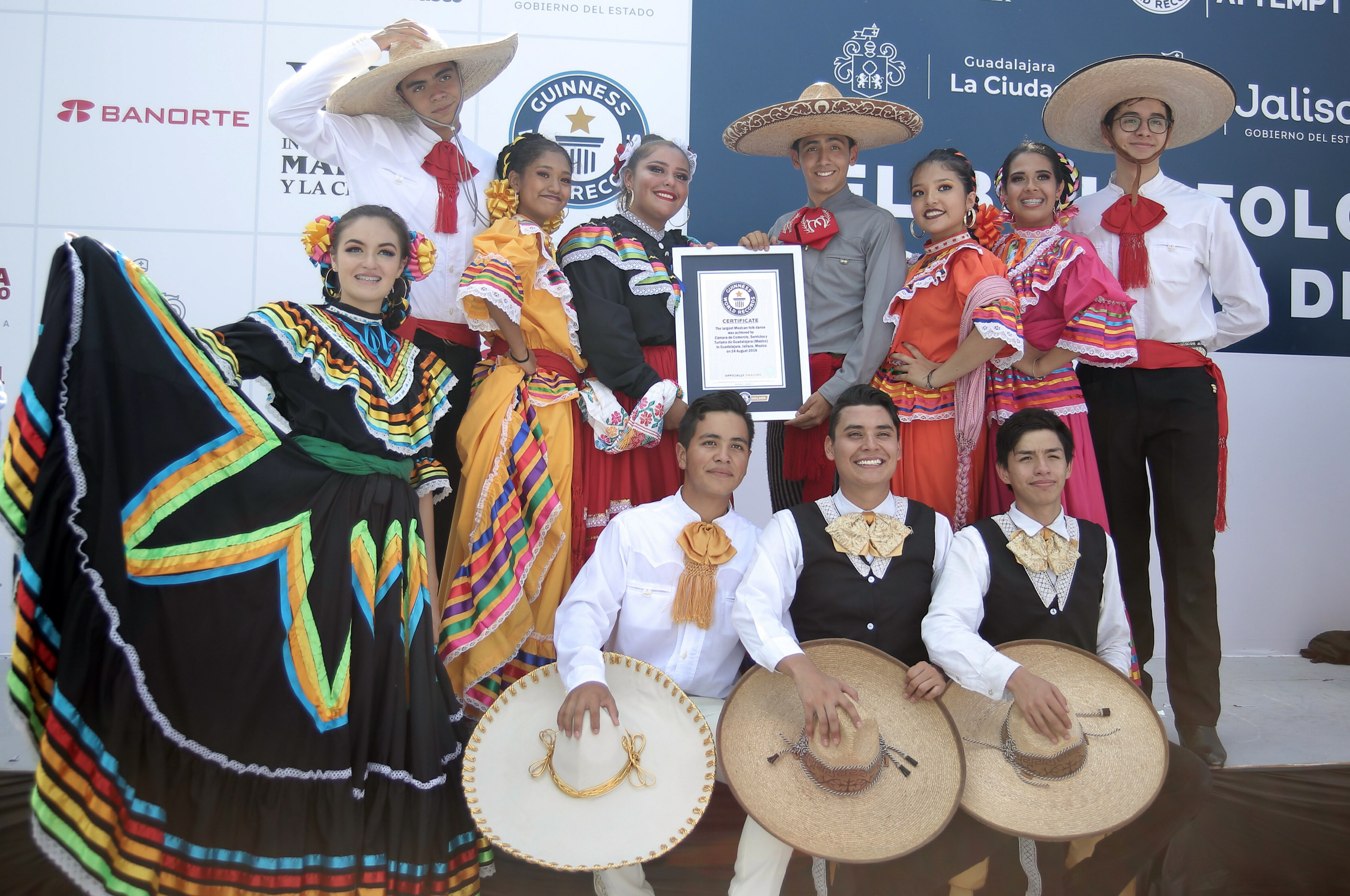 墨西哥街头乐队表演打破吉尼斯世界纪录(3)