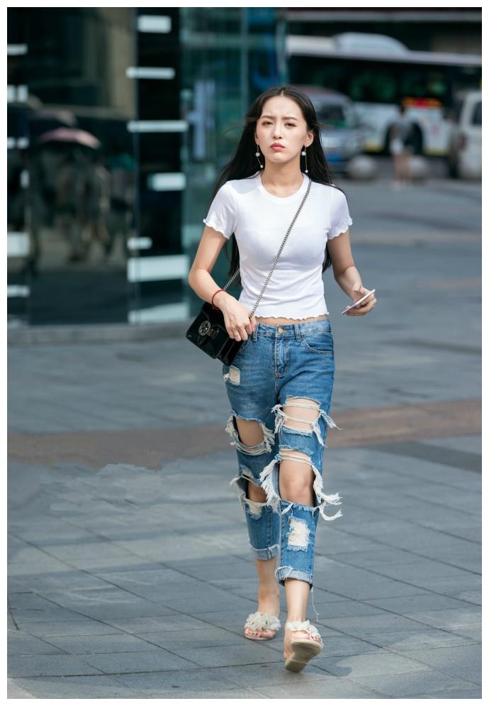 街拍:小姐姐牛仔上衣配破洞紧身裤,长发披肩戴着墨镜