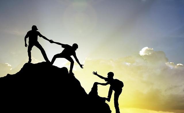 12岁孩子晚上挨家敲门,救了全小区的人,邻居:好样的,孩子