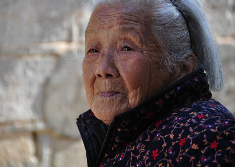 老奶奶带金钗去鉴宝,钗上有五个字,专家看后询问:您是何身份?