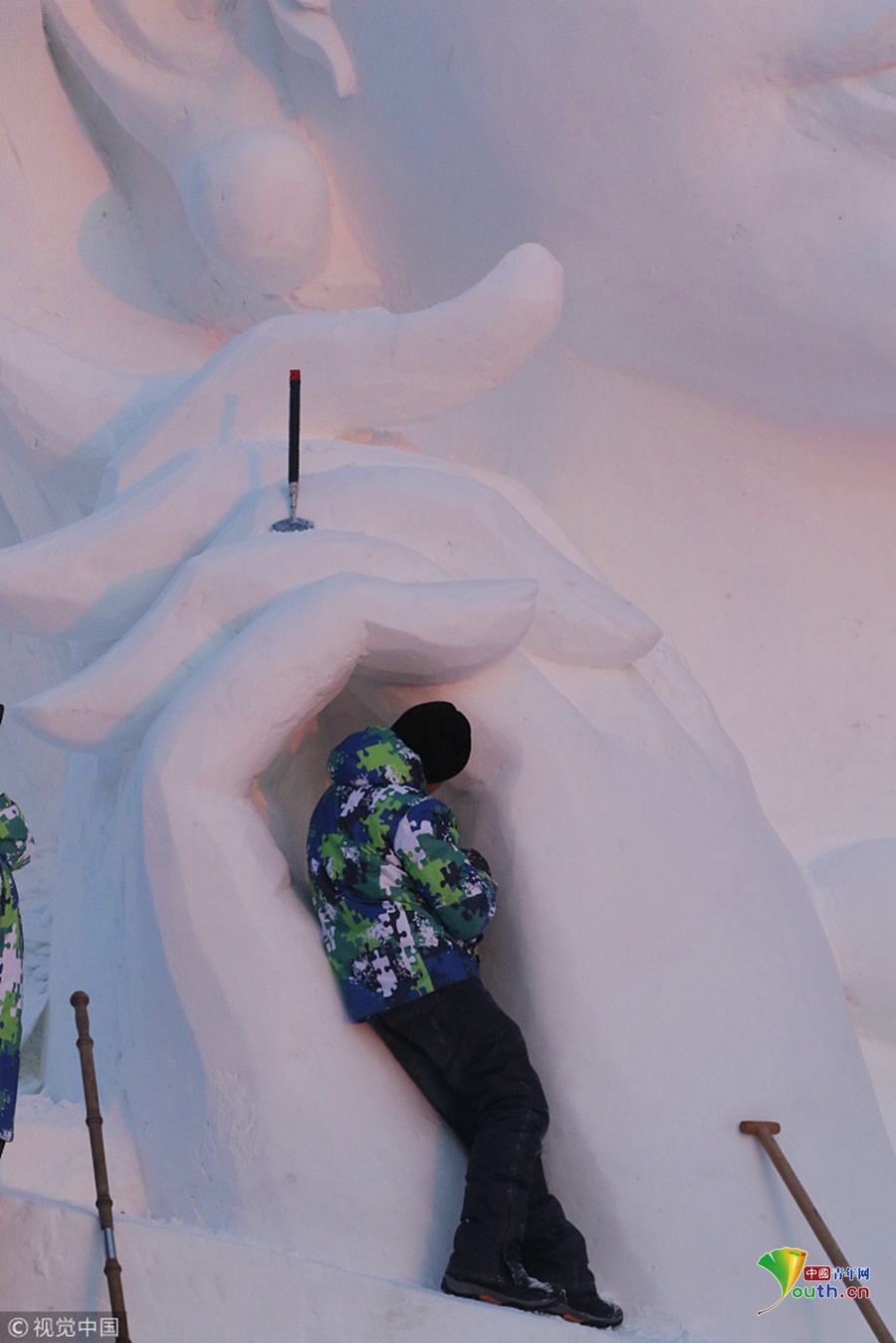 探秘哈爾濱太陽島雪博會:雪雕師精雕細刻建造忙