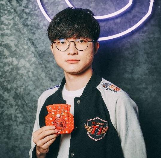 lol:大魔王给你们拜年啦,skt众人行跪拜之礼?这红包可给不起!