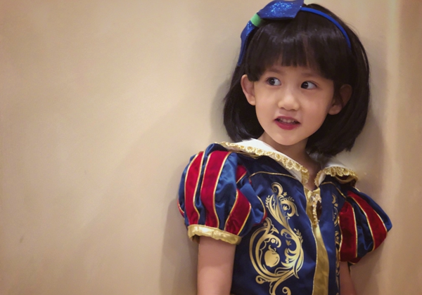 黄磊小女儿被扮成白雪公主,眼眸清澈灵气十足,太像王源和林允儿