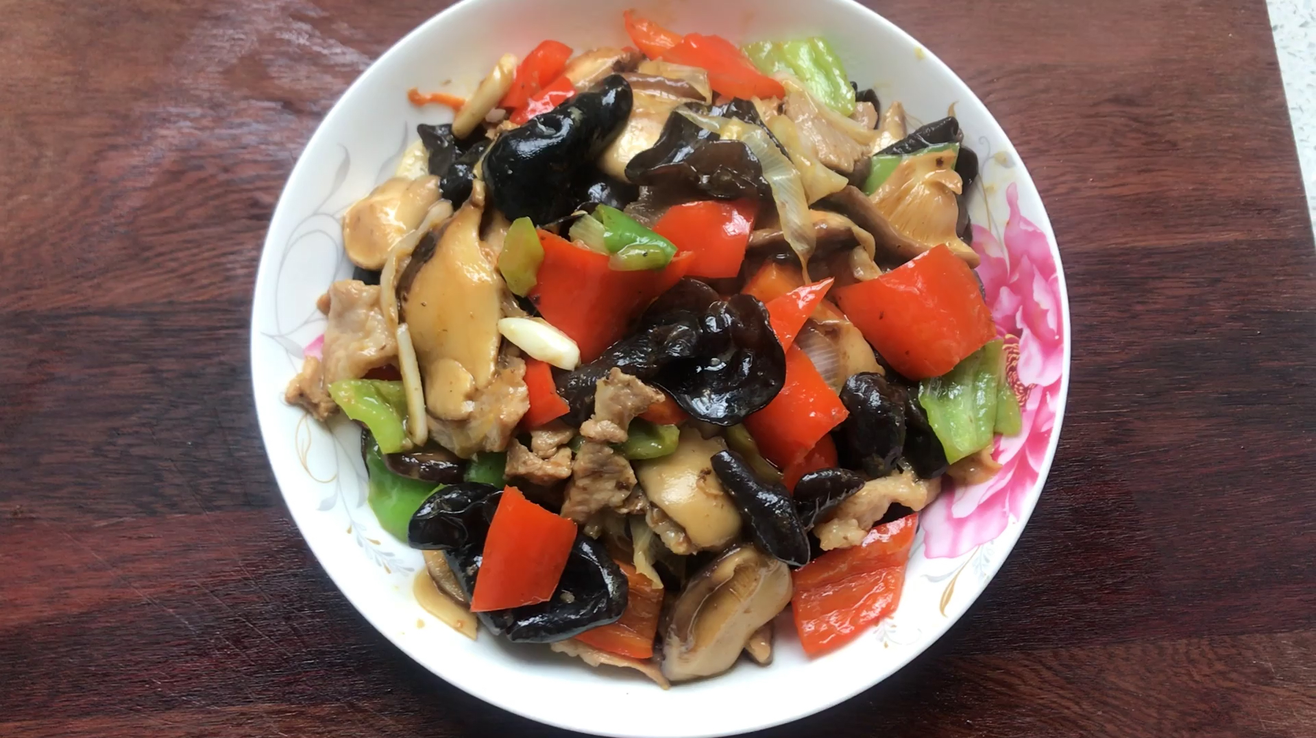 香菇炒肉片家常做法,非常的鲜和嫩。喜欢就收藏吧