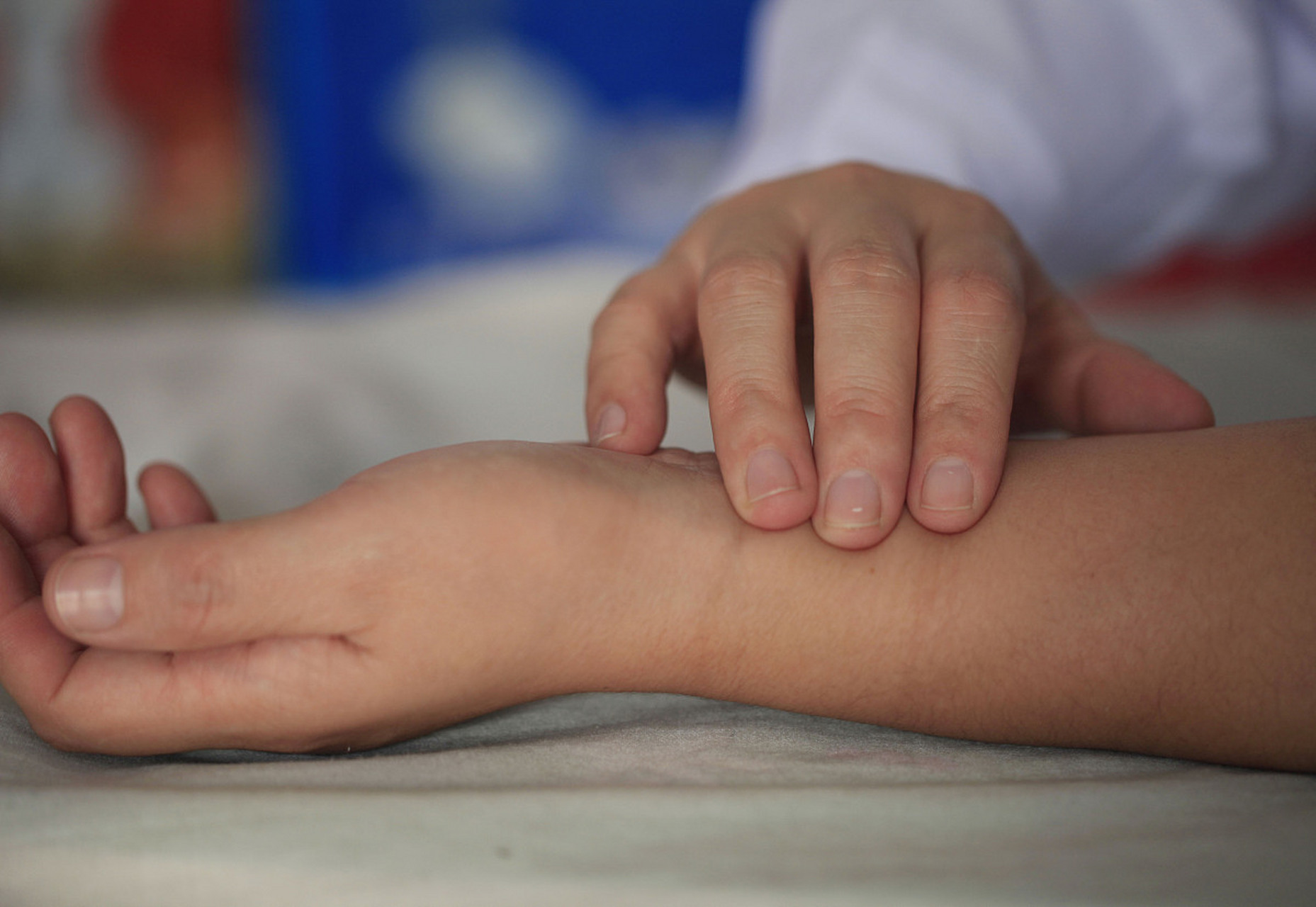 收藏 在最早的时候,切脉方法比较复杂,要切按头颈,手,足等多处部位的