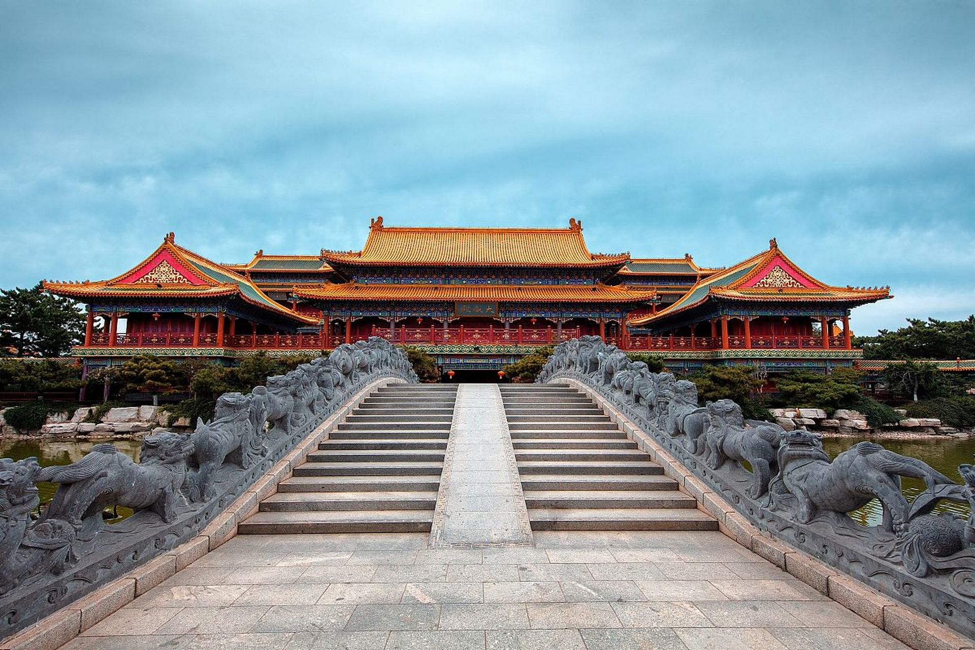 明清宫苑景区,坐落在横店影视城内,于1998年建成,占地1500亩,以其独具