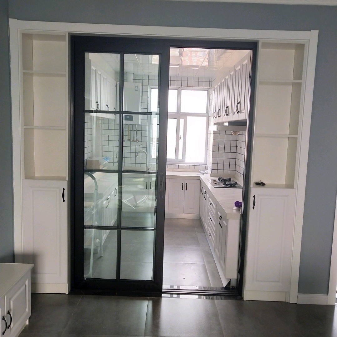 这是厨房门两边的小酒柜,虽然面积不是很大,但是黑色的推拉门和白色的