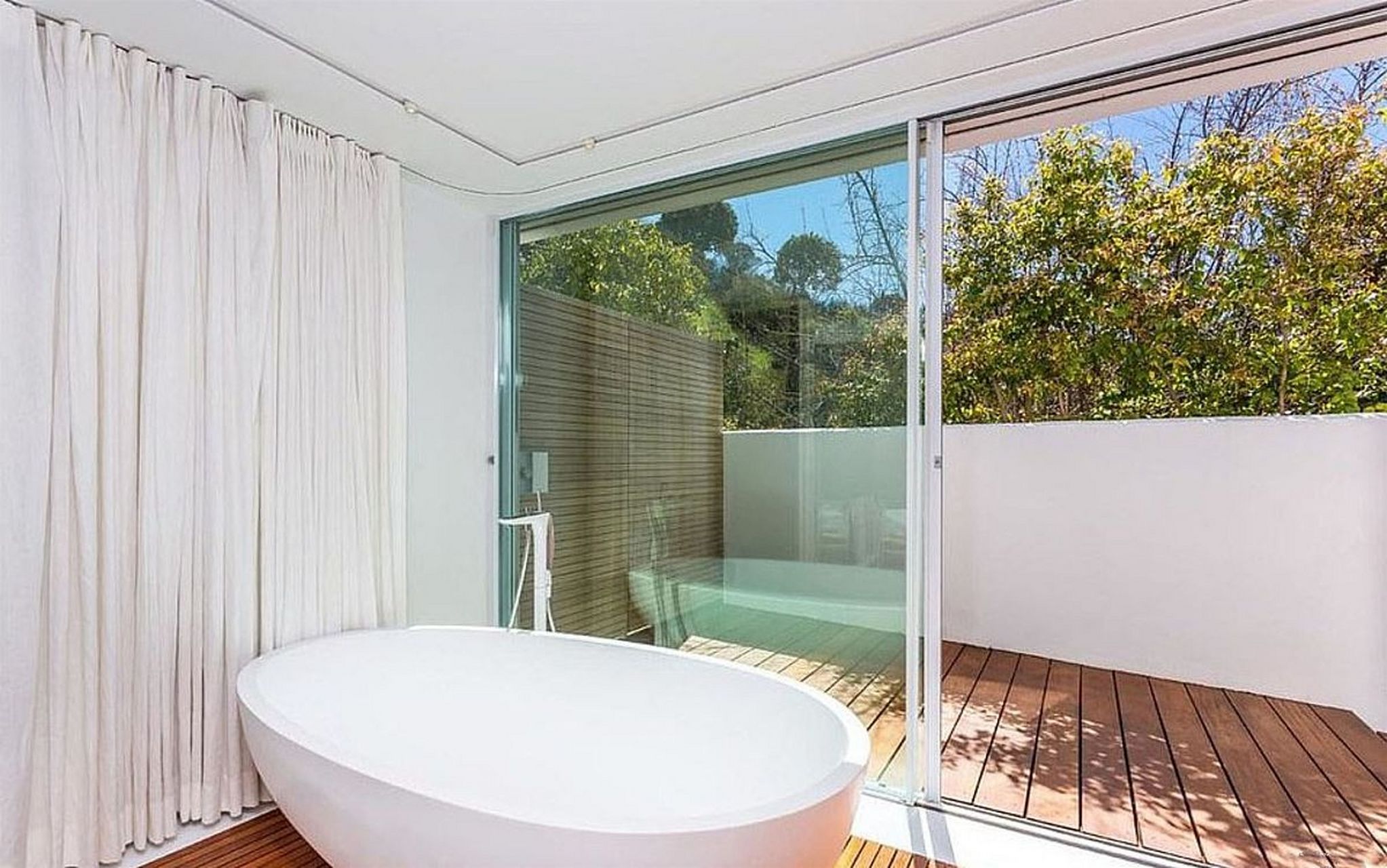 很多酒店卫生间使用透明玻璃隔断来分隔空间,一些人可能会认为透明的