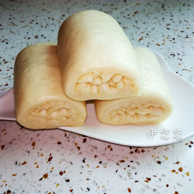 牛奶银丝馒头,一切一卷,丝丝分明,口感松软又劲道