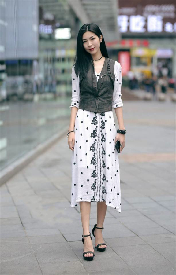 街拍:小美女露肩上衣配短裤,纤细大长腿,青春时尚