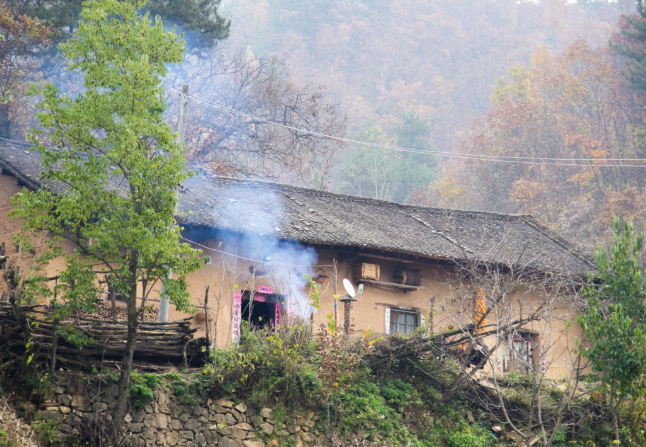 秦岭柞水黄家铺丨只五户人家,冒着炊烟的老房子与大自然融为一体
