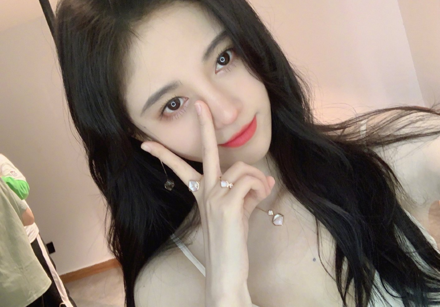小佳辟谣脑瘫是由于爱喝酒