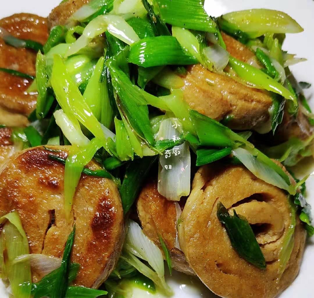 信阳农村特色美食:素炒臭豆腐卷,吃的是味道,品的是思乡的情