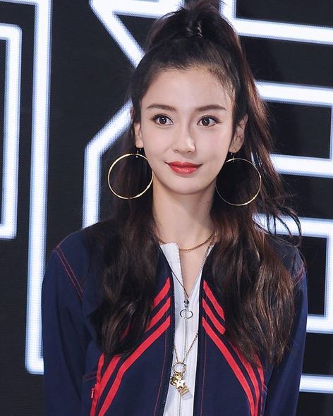 同样是将上半部份的头发绑高,但与此同时, angelababy 就将卷曲长发配