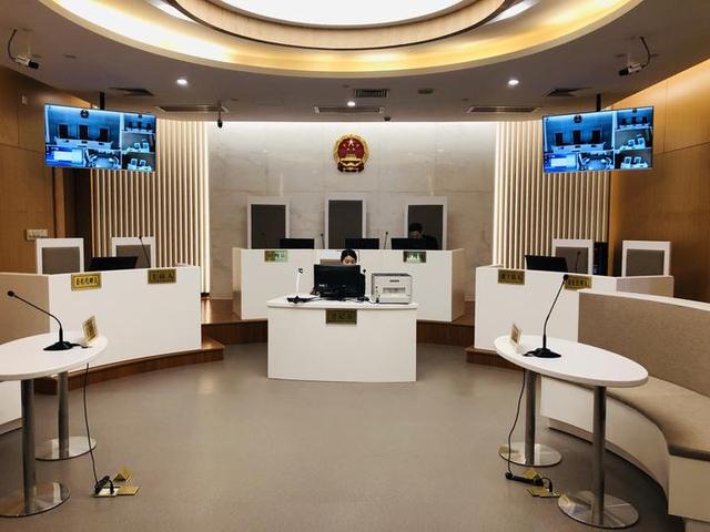 绍兴市中院家事诉讼中心的审判法庭 柔和灯光下,原本方方正正的法庭改