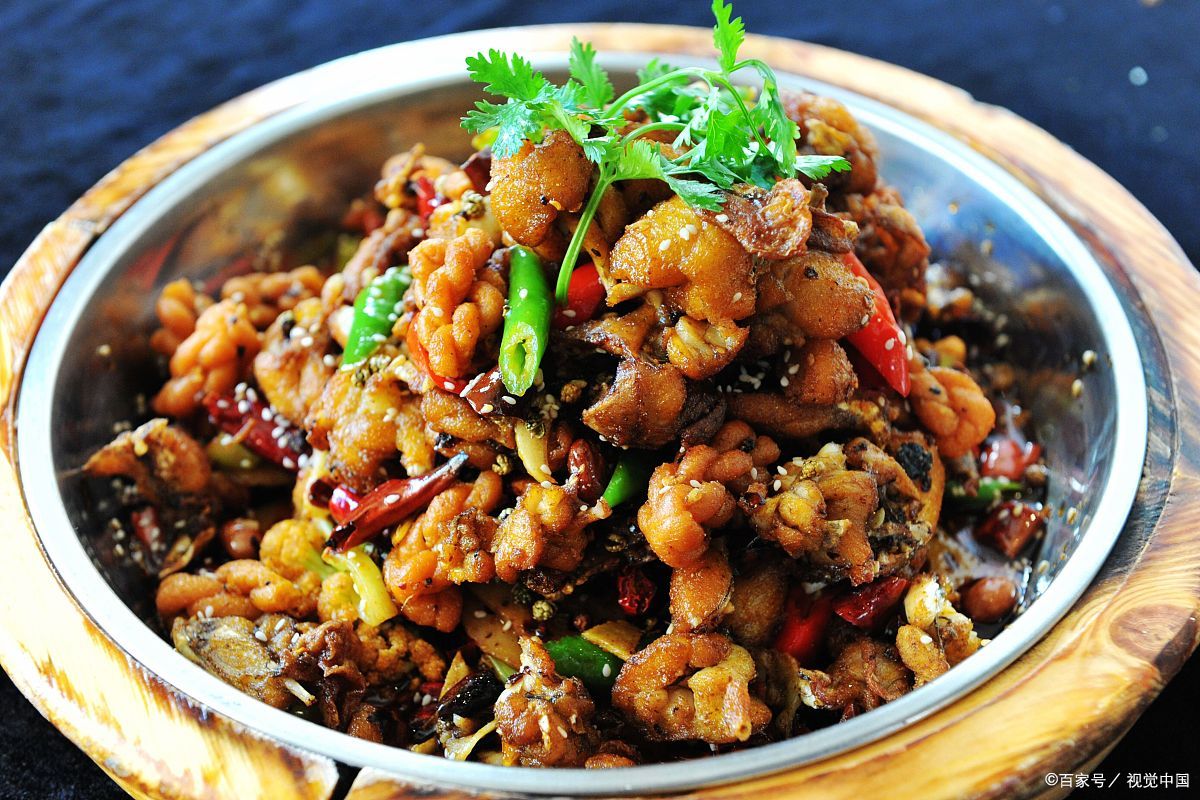 你一定不能错过"三杯鸡"和"瓦罐鸡汤",这两道菜可是南昌人干锅牛蛙