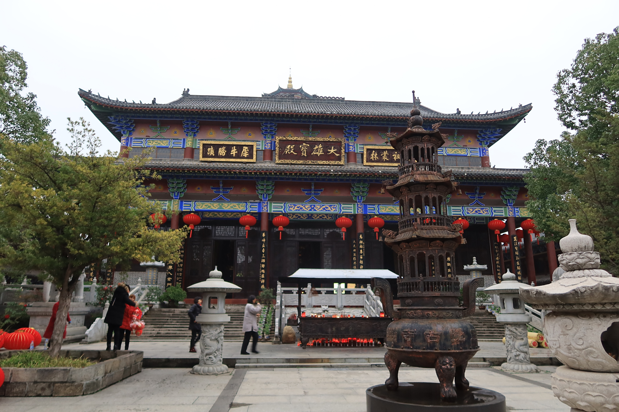 中国佛寺的布局:山门,天王殿,大雄宝殿,有法堂的都是大寺庙