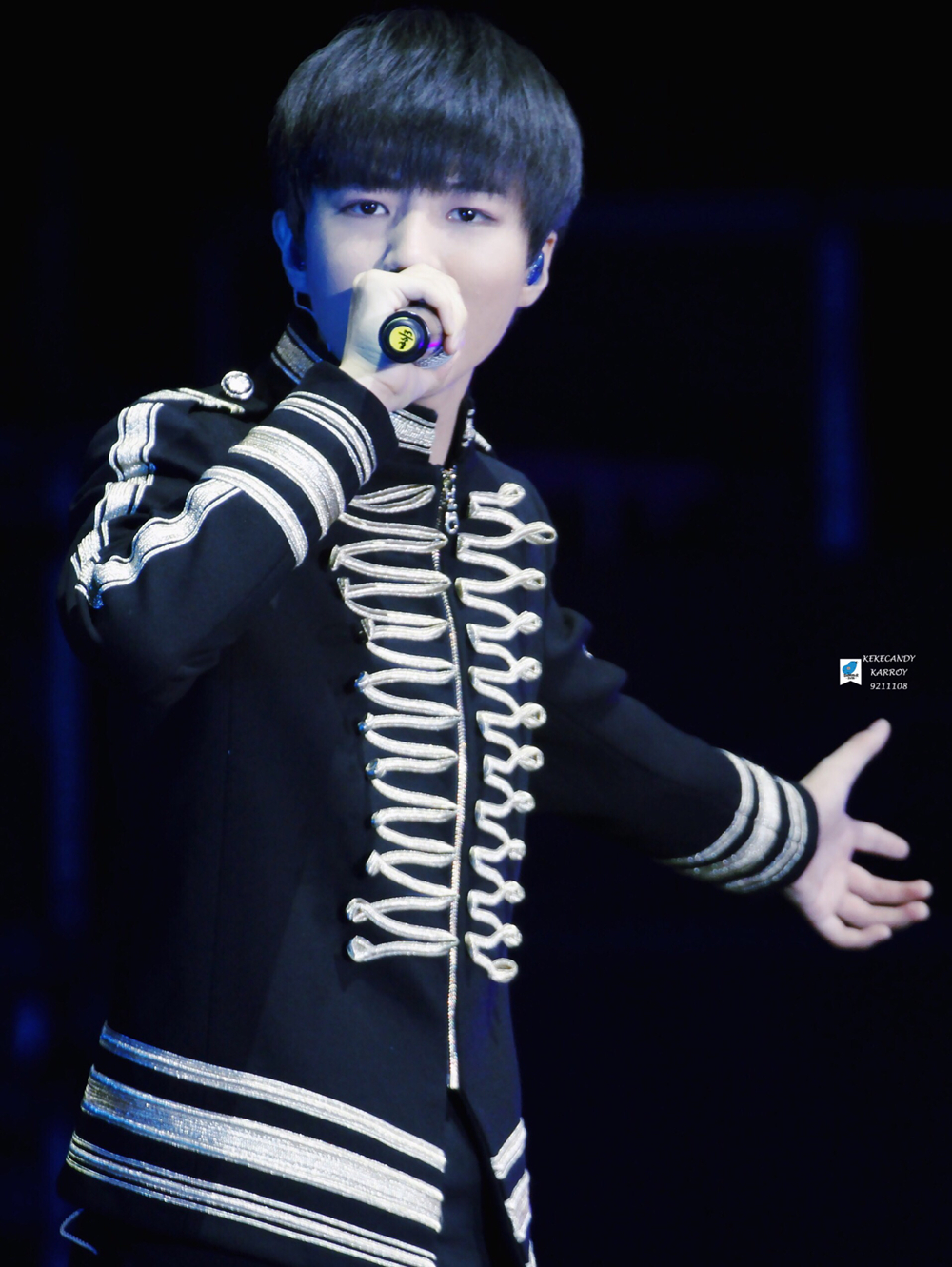 王俊凯《黑暗骑士》舞台简析:黑暗中行走,你是唯一的光