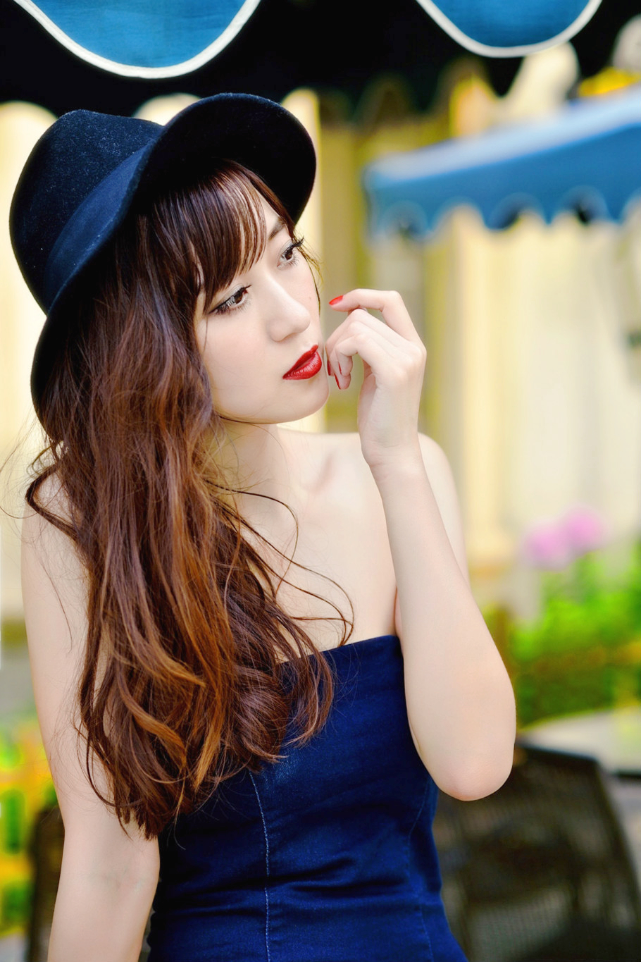 外拍美景下的现代唯美时尚丽姐