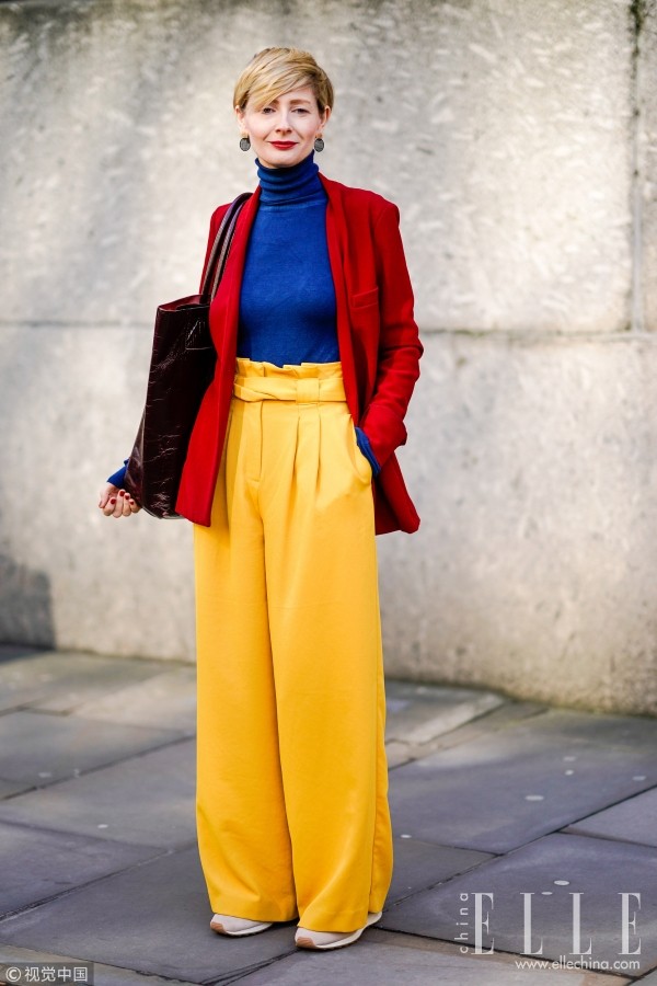 穿黄色的上衣或者半裙可以配一只红色的小号手袋点睛.