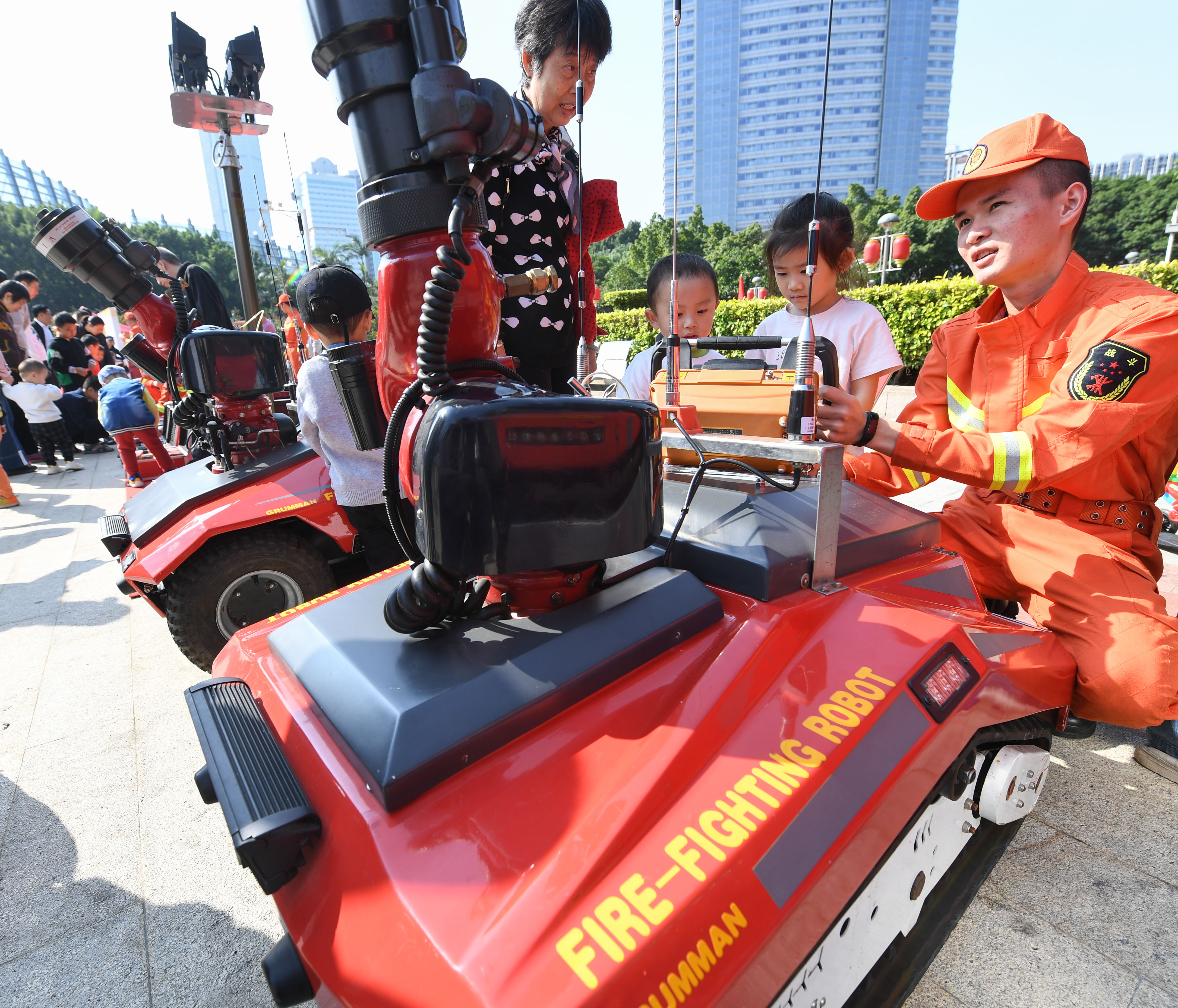 福建福州:消防宣传日里的趣味互动体验