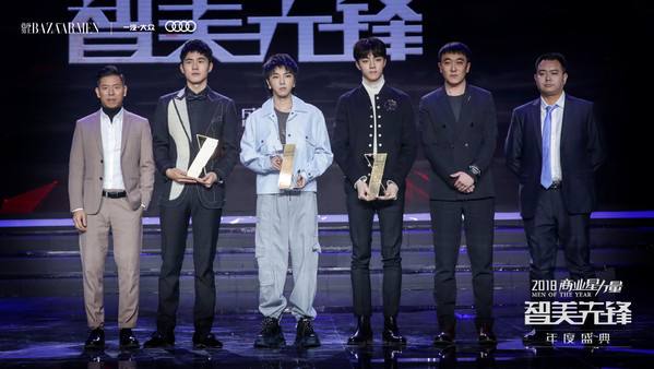 华晨宇"嫌弃"奖杯太冷,握法奇特,身旁陈立农一脸认真学习
