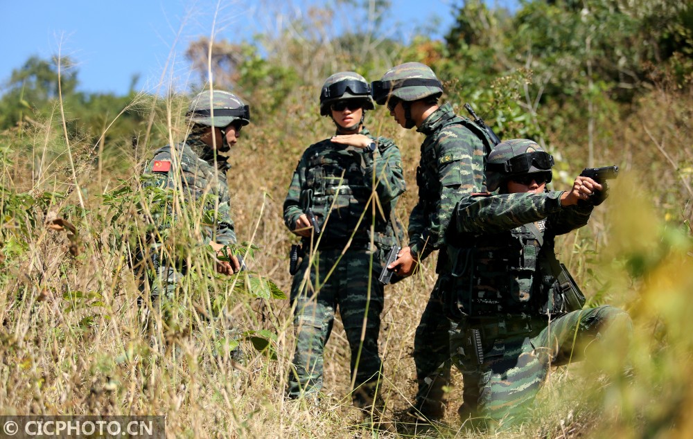 1月21日,武警海南省总队三亚支队官兵在反恐演练中进行手语指挥携动