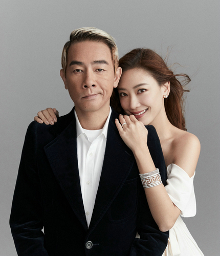 陈小春应采儿结婚周年拍大片 亲密依偎温馨十足
