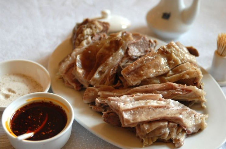 东乡手抓是临夏颇具代表性的一道名吃,已有上百年的制作历史!