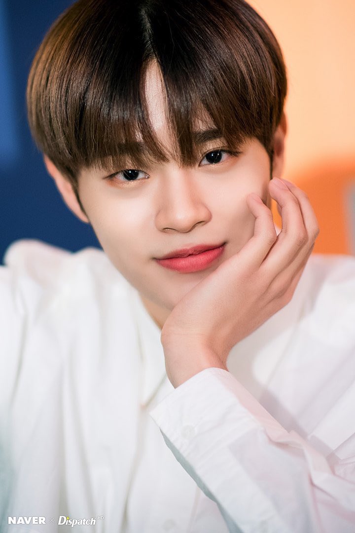 韩国男团wanna one拍摄写真:朴志训一脸纯真,赖冠霖帅气英俊!