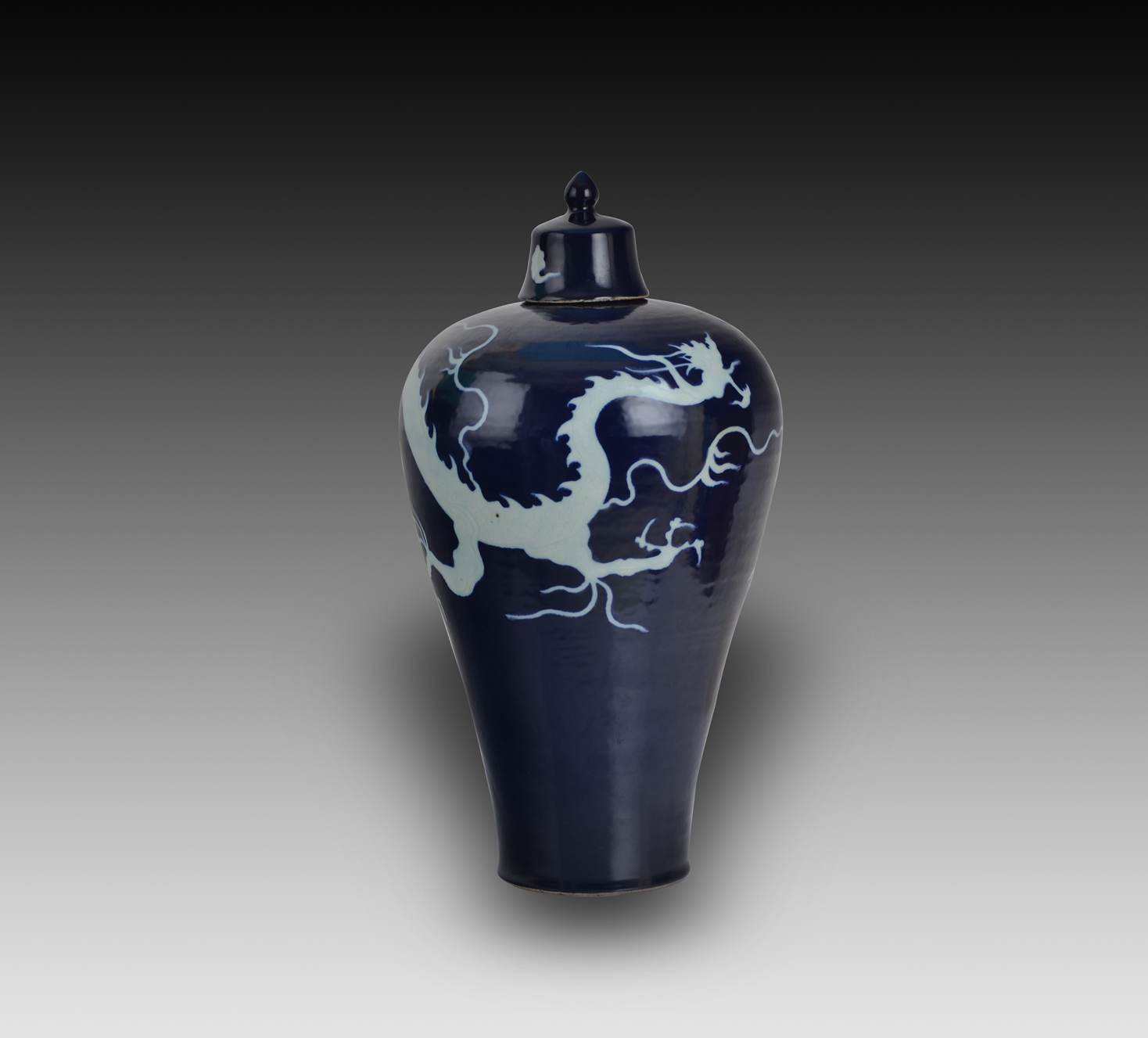 元霁蓝釉白龙纹梅瓶,瓶高43.5cm,口径5.5cm,底径14cm,最大腹径25.