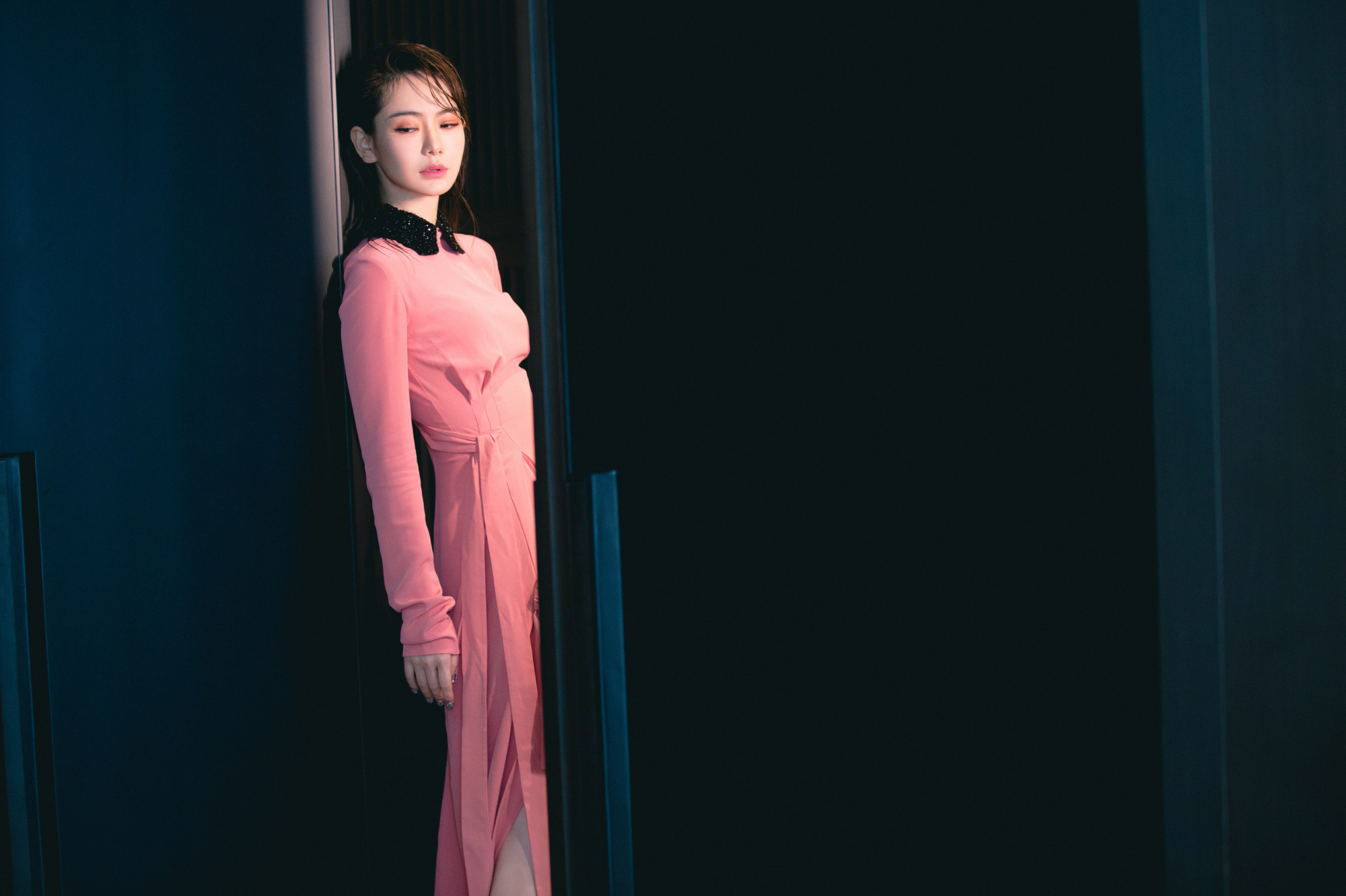 戚薇,粉色长裙,极致窈窕