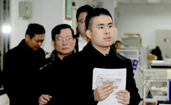 王炳忠坚领500元证人费,并非他小气,就为这件事