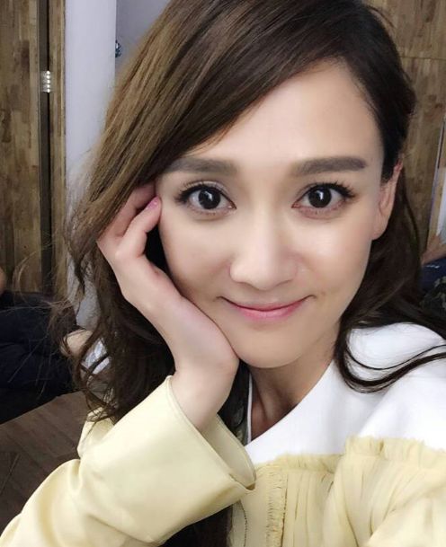 陈乔恩写真,图1怀抱狗狗,图4眨眼卖萌,最后一张背影美极了