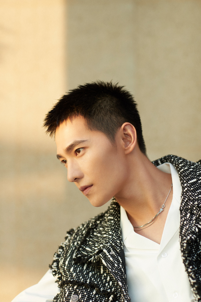 杨洋今日晚会造型公开 黑白简约穿搭塑造型男魅力!