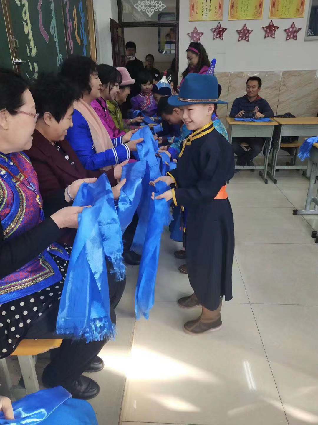 一样的开学不一样场景 呼和浩特蒙古族学校开学第一天