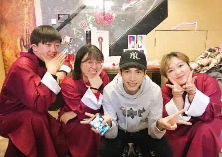 罗云熙助理微博全都是甜蜜日常,而看到助理照片后,网友:放心了