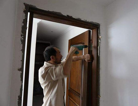 安装木门时,业主看出了这个小问题,连忙让木工重新拆了重装