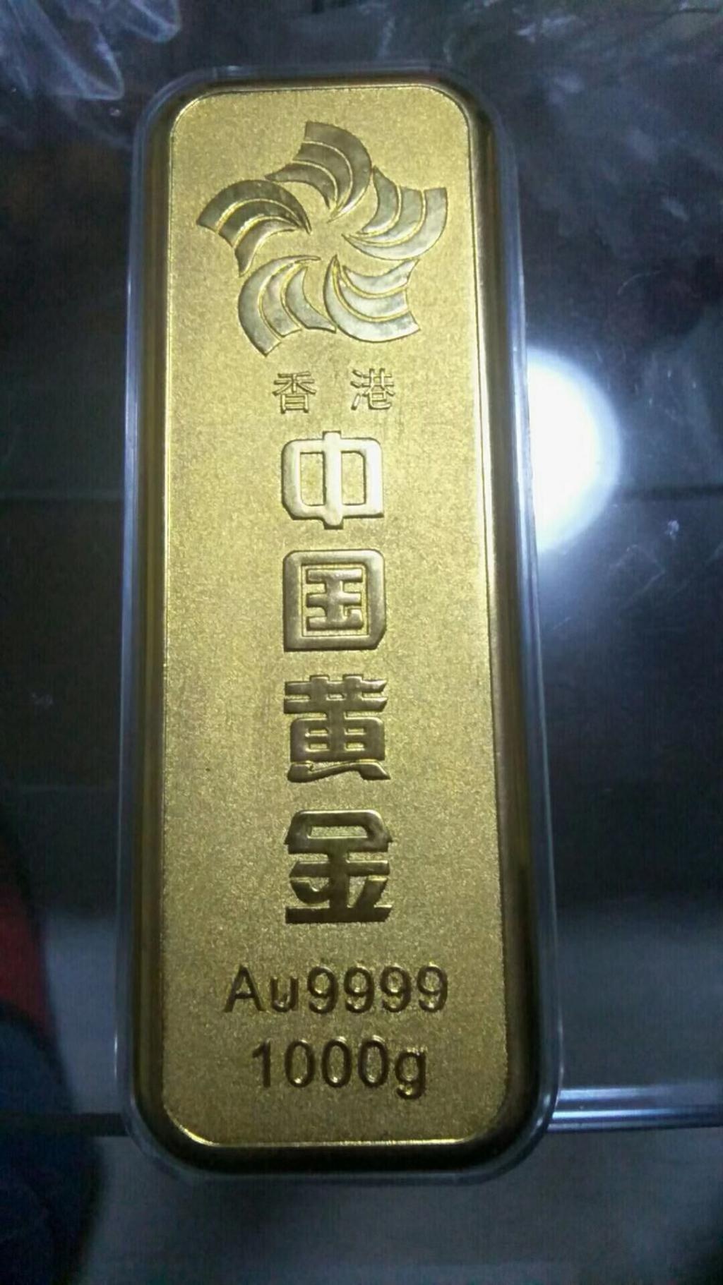 急寻失主 南京一的哥在车上捡到1000克的金条