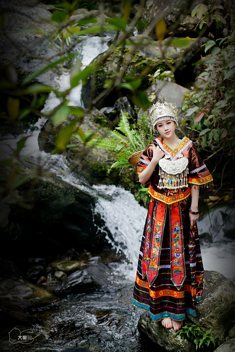 人像摄影:采药的苗族妹子