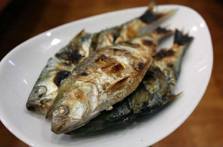 这种鱼叫做斑鰶鱼,在中国算是非常常见的鱼类,也有人叫它黄剑鱼或是古