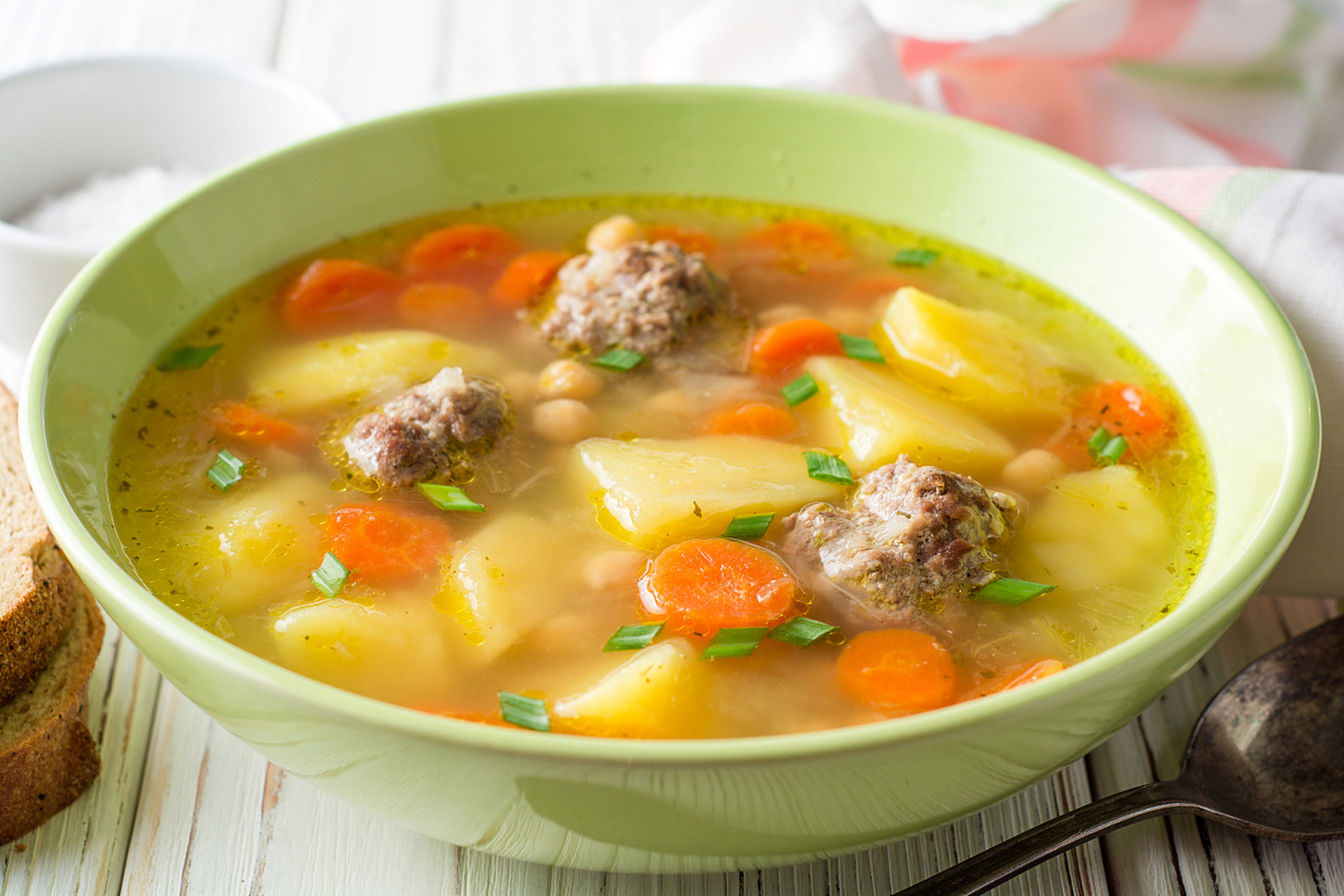 咖喱肉丸汤是一道美味可口的汤品,它融合了咖喱和肉丸的香气和味道,让