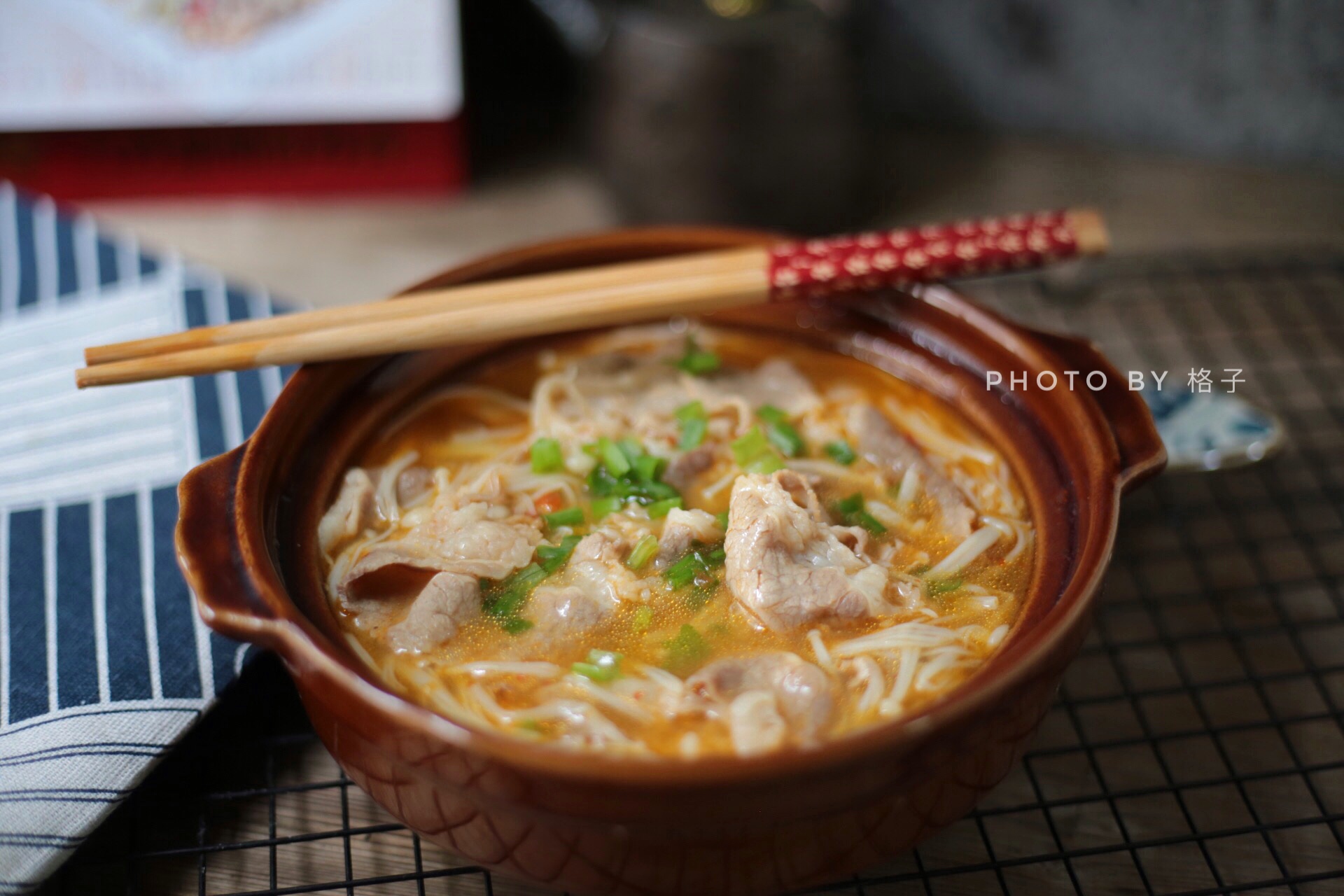 这道金针菇肥牛汤就做好啦,香辣开胃特好吃,冬天吃最适合,喜欢的记得