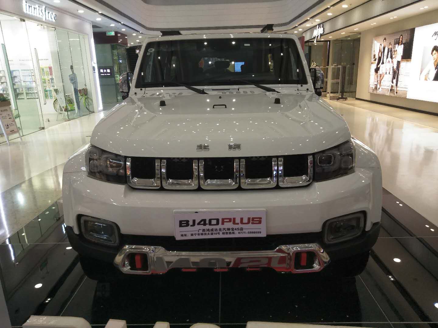白色bj40plus比牧马人还要霸气,价格却是它的1/3!你想驾驭它吗